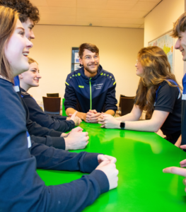 Docent Niels Vroege met zijn studenten